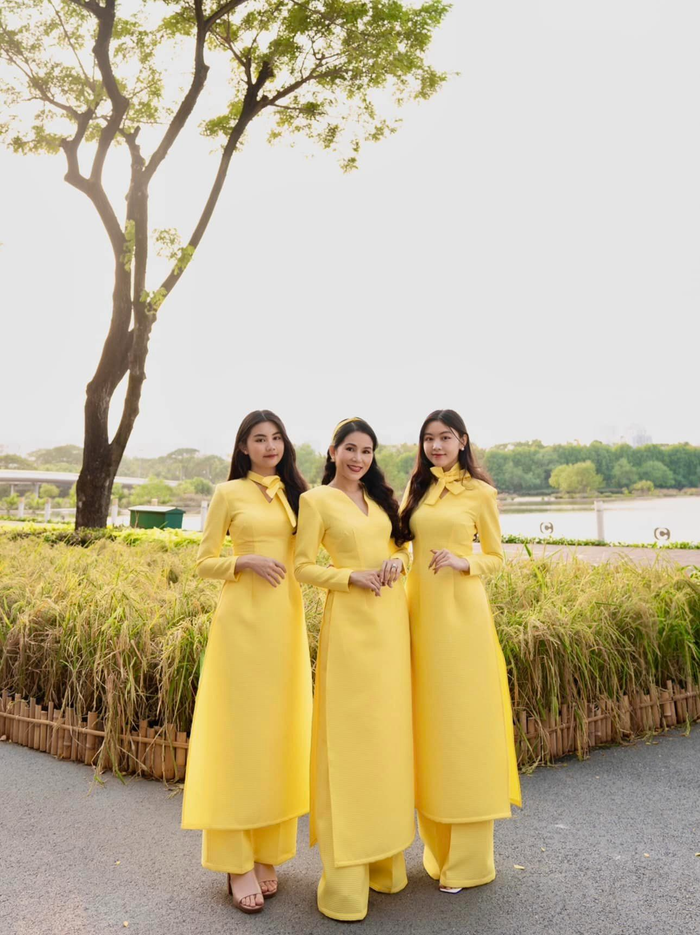 Trong thời gian qua, nhan sắc trưởng thành của hai ái nữ nhà Quyền Linh đang nhận được nhiều sự chú ý từ phía cộng đồng mạng. Nhiều người thắc mắc nhan sắc vợ MC Quyền Linh như thế nào mà có hai gái xinh đẹp - Lọ Lem và Hạt Dẻ? Dưới đây là câu trả lời cho fan hâm mộ.
