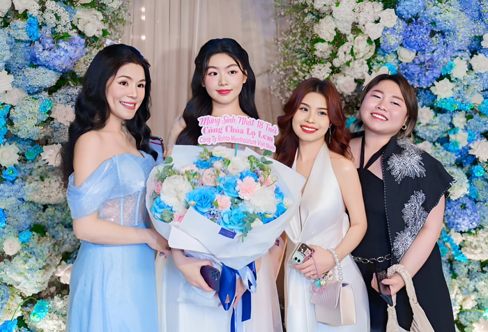Bà xã Quyền Linh (trái) được ví như hai chị em về độ trẻ đẹp khi đúng cạnh con gái Lọ Lem. 