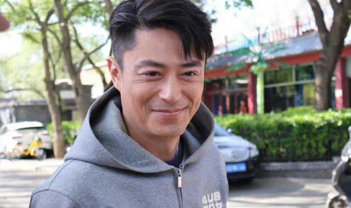 Trong khi đó, ông xã cô - Hoắc Kiến Hoa lại bị chê già nua, xuống sắc.