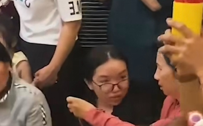 Con gái xin xăm, lắc cả buổi không rơi cái nào, người mẹ liền có hành động quyết đoán Ảnh 2