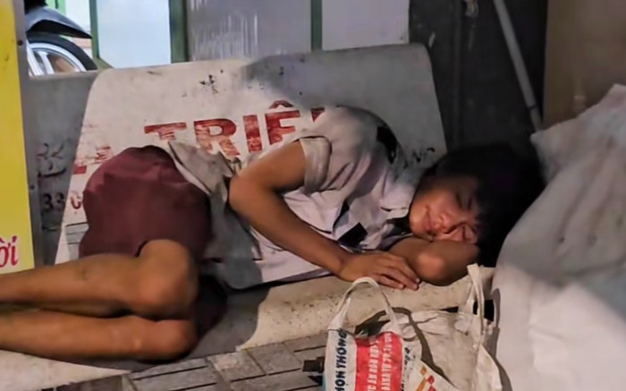 Ngủ quên trên chuyến xe, cậu bé 8 tuổi lưu lạc suốt 10 năm, sống cảnh màn trời chiếu đất Ảnh 2