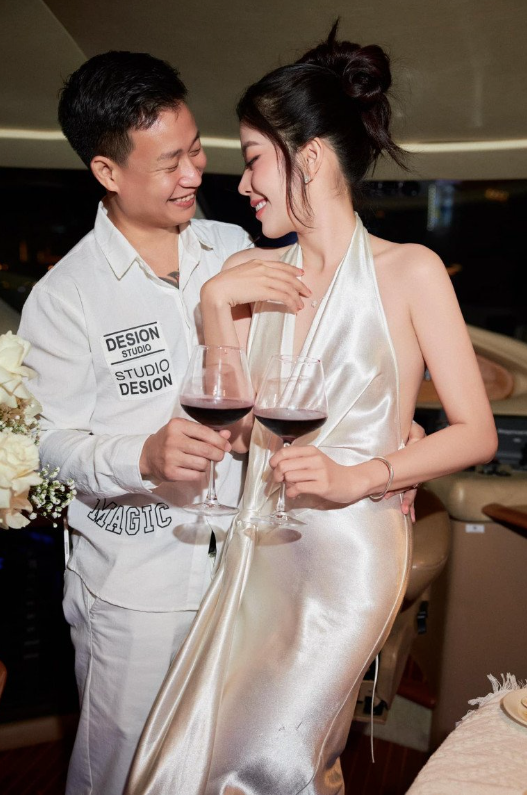 Tháng 11/2023, Nam Em công khai bạn trai là doanh nhân Bùi Hữu Cường. Chuyện tình cảm của hai người vấp phải nhiều ý kiến trái chiều từ người hâm mộ.