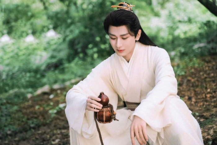 Không hề ngạc nhiên khi Liên Hoa Lâu của Thành Nghị dẫn đầu danh sách lần này. Liên Hoa Lâu cũng là một trong 3 bộ phim đạt điểm Douban trên 8 (cụ thể là 8.5 điểm) và sở hữu trên 500.000 lượt đánh giá. Ngay cả khi đụng độ 'đối thủ đáng gờm' Trường Tương Tư, nhưng Liên Hoa Lâu vẫn lập hết thành tích này đến thành tích khác. 