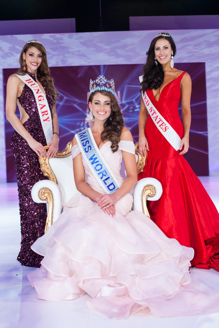 Hoa hậu đến từ Nam Phi - Rolene Strauss trong ngày trọng đại đã khoác lên mình bộ cánh xếp tầng do Casper Bosman thiết kế trên nền chất liệu màu đỏ hồng.