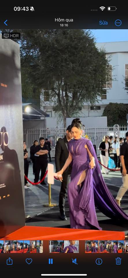 Lâm Khánh Chi được cho là xuất hiện sớm hơn thời gian MC Nguyên Khang có mặt trên thảm đỏ. Ảnh: Phạm Thành Trung