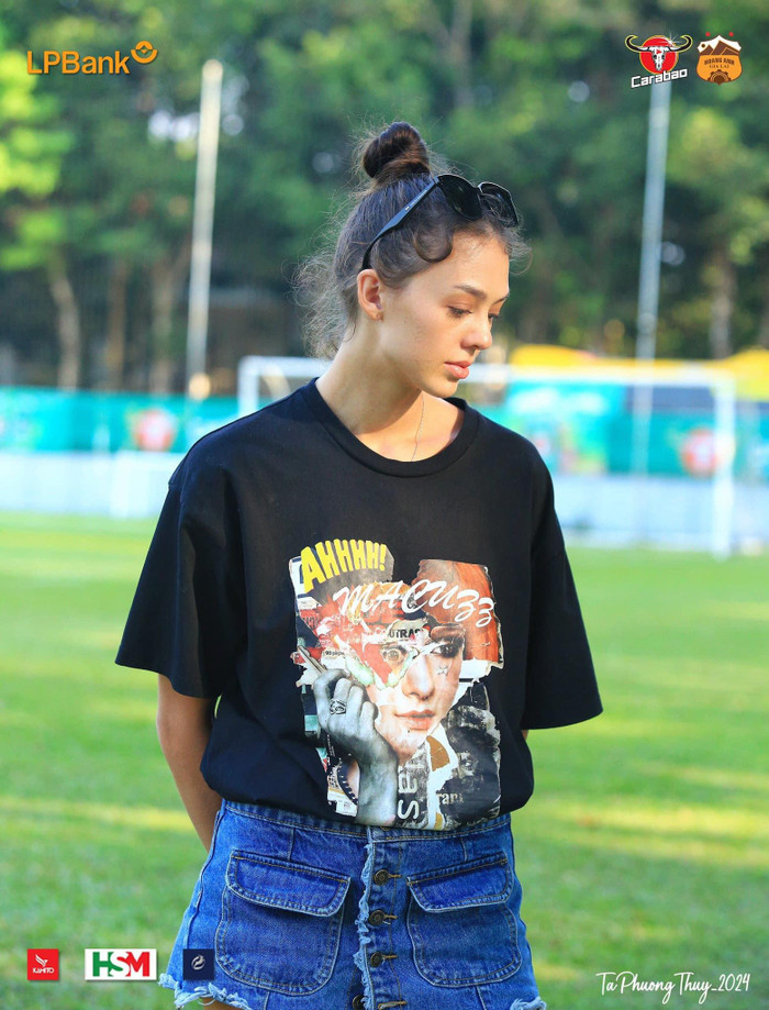 Bà xã Bùi Tiến Dũng diện trong phục đơn giản như áo thun, quần ngắn cùng mái tóc búi gọn đến thăm chồng cùng với con trai nhỏ. Đáng chú ý, mặt mộc của của người mẫu 23 tuổi khiến nhiều người phải bất ngờ vì vẫn đẹp không thua gì ảnh đã qua chỉnh sửa. Ảnh: HAGL