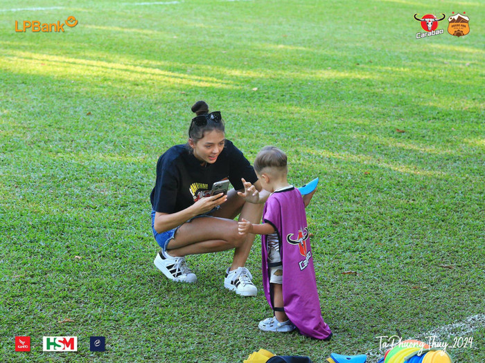 Không cần phấn son, Dianka Zakhidova vẫn tỏa sáng trước ống kính. Chắc hẳn, Bùi Tiến Dũng sẽ rất tự hào khi vợ được cộng đồng mạng khen ngợi hết mức. Hiện tại, Dianka không hoạt động trên sàn catwalk quá sôi nổi. Cô chủ yếu dành thời gian chăm sóc cho gia đình nhỏ. Ảnh: HAGL