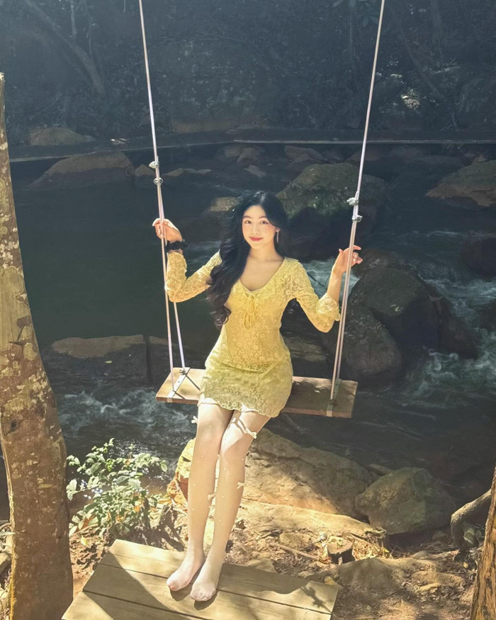 Bước sang tuổi 18, Lọ Lem đã biết chọn cho mình những trang phục phù hợp với lứa tuổi nhưng vẫn khoe được lợi thế về ngoại hình.