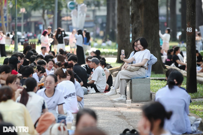 Giới trẻ dậy sớm đi cà phê bệt - Ảnh: Dân Trí
