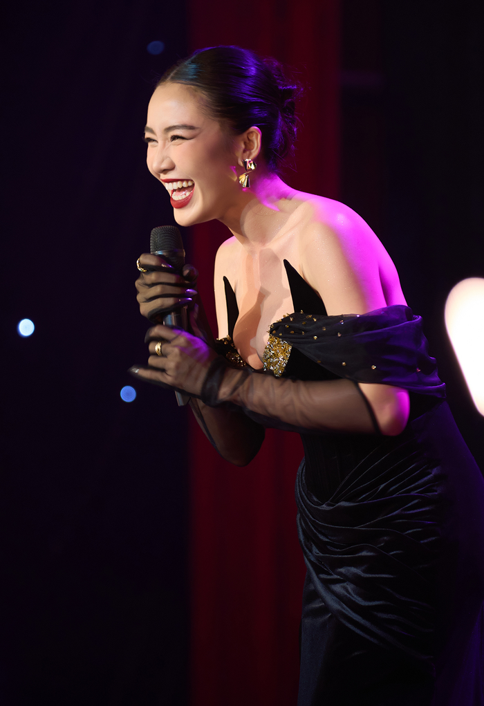 Đáng chú ý, đôi 'gò bồng đảo' nóng bỏng của của nữ ca sĩ sinh năm 1999 khiến nhiều người đặt nghi vấn cô nàng đã phẫu thuật thẩm mỹ. So với trước đây, vòng một trong quá khứ của Tú Tri vừa vặn khá cân đối với cơ thể. 