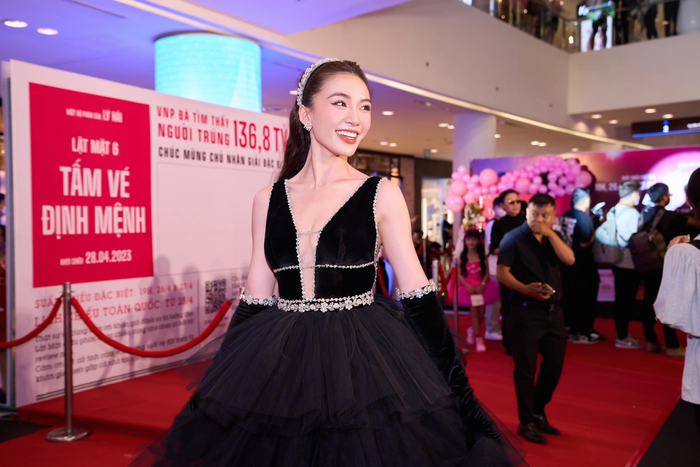 Tên tuổi của Tú Tri thực sự thăng hoa khi cô tham gia bộ phim Lật Mặt 6 của đạo diễn Lý Hải. Tuy nhiên, giai đoạn này, nữ ca sĩ vướng phải tin đồn phản bội chồng dù cả hai liên tục đính chính. Khi cặp đôi công bố thông tin, Tú Ti bị chỉ trích. Tuy nhiên, cô cho biết việc rạn nứt tình cảm không hề liên quan đến người thứ ba mà do bất đồng quan điểm trong 5 năm chung sống,