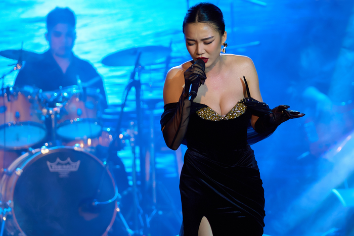 Mới đây, nữ ca sĩ Tú Tri gây chú ý với diện mạo trưởng thành trong minishow của mình ở tuổi 25. Người đẹp diện trên người mẫu đầm quây cúp ngực được đính đá vàng viền theo vòng 1. 