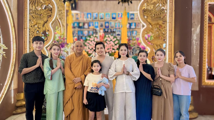 Bé Lavie cùng các cô chú đồng nghiệp thân thiết của mẹ lên chùa thắp hương trong ngày giỗ của cố nghệ sĩ.