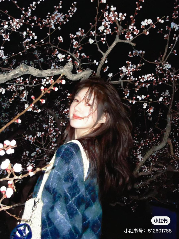 Bạn thân chụp ảnh cho Triệu Lộ Tư và nhận về 25.000 lượt tim trên Tiểu Hồng Thư