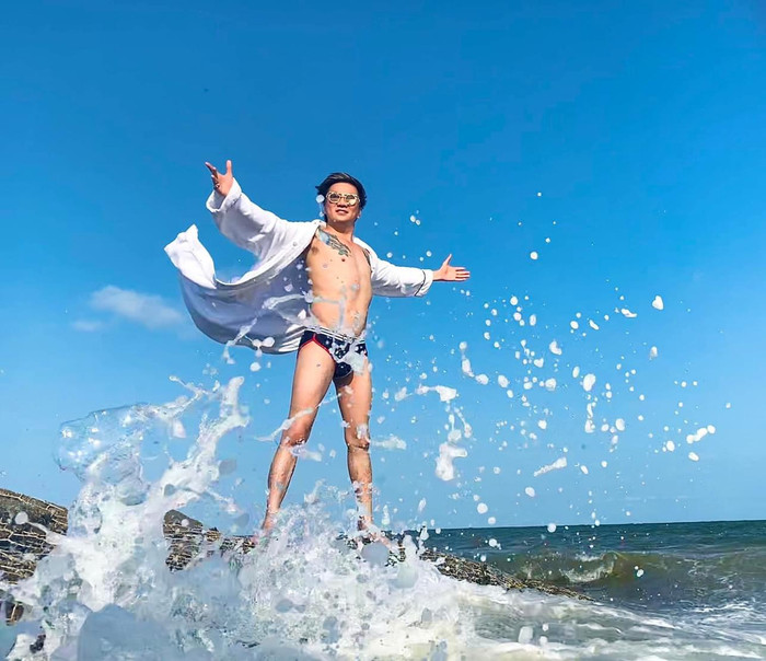 Ở độ tuổi 52, anh vẫn giữ được phong độ ngời ngời, cơ bắp cuồn cuộn và thân hình rắn rỏi.