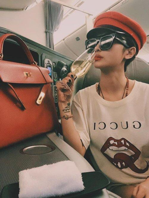 Mina Phạm được nhiều người biết đến là phu nhân quyền quý của đại gia Minh Nhựa. Cô sở hữu một bộ sưu tập đồ hiệu xa xỉ từ túi xách, đồng hồ, quần áo khiến nhiều người ngưỡng mộ.