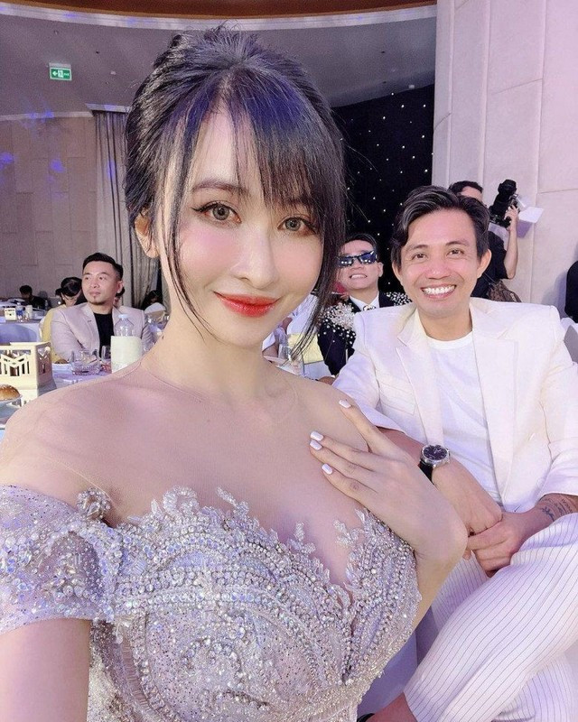 Minh Nhựa thường xuyên tháp tùng vợ tham gia các sự kiện.