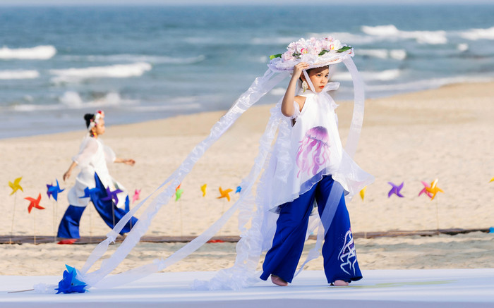 Xúc động những bức tranh của trẻ em khuyết tật được mang lên sàn diễn thời trang Ảnh 2