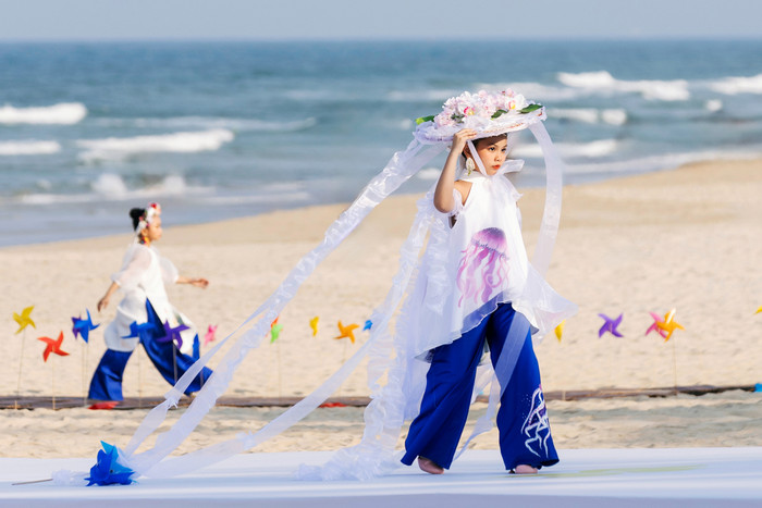 Bộ sưu tập của nhà thiết kế Phương Nguyễn Silk được trình diễn tại show thời trang của Xuân Lan.