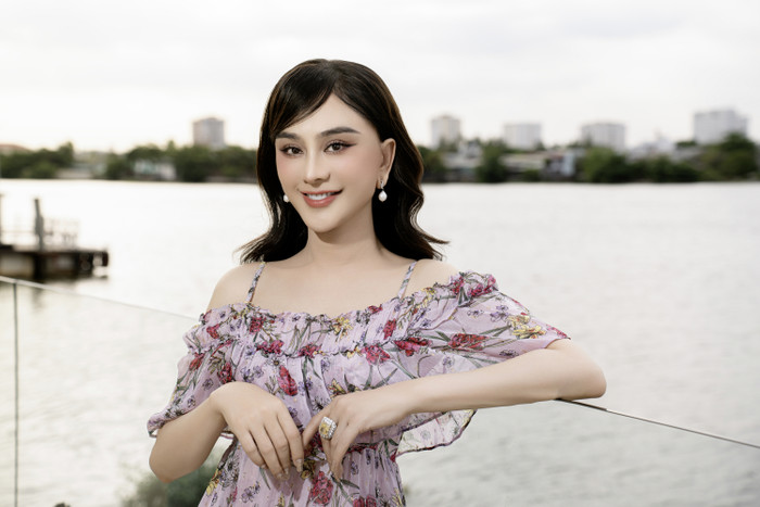 Lâm Khánh Chi bị hải quan giữ lại nhiều lần khi sang Trung phẫu thuật thẩm mỹ.