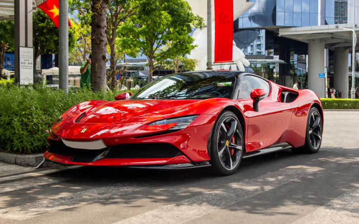 Chồng cũ Lệ Quyên cầm lái Ferrari SF90 Stradale chục tỷ dạo phố dịp lễ Ảnh 2