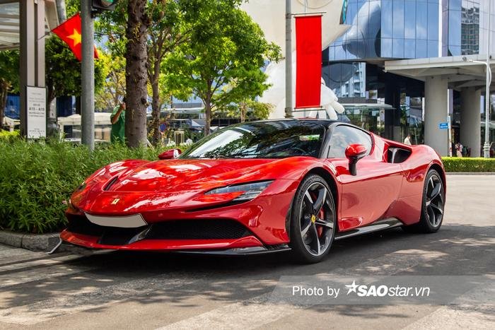 Chồng cũ Lệ Quyên cầm lái Ferrari SF90 Stradale chục tỷ dạo phố dịp lễ Ảnh 1