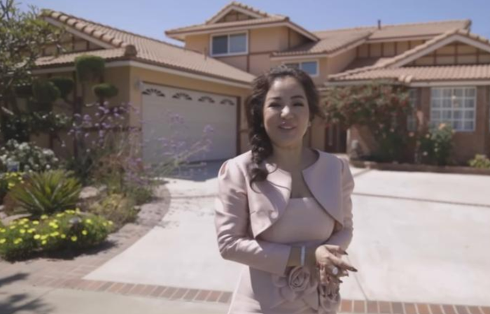 Thuý Nga bên căn biệt thự triệu đô của mình.