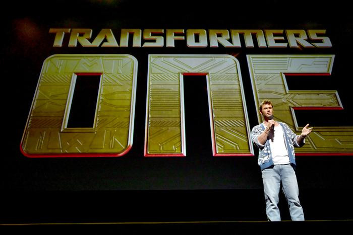 'Thần Sấm' Chris Hemsworth và 'Góa Phụ Đen' Scarlett Johansson tái xuất trong Transformers Một Ảnh 1