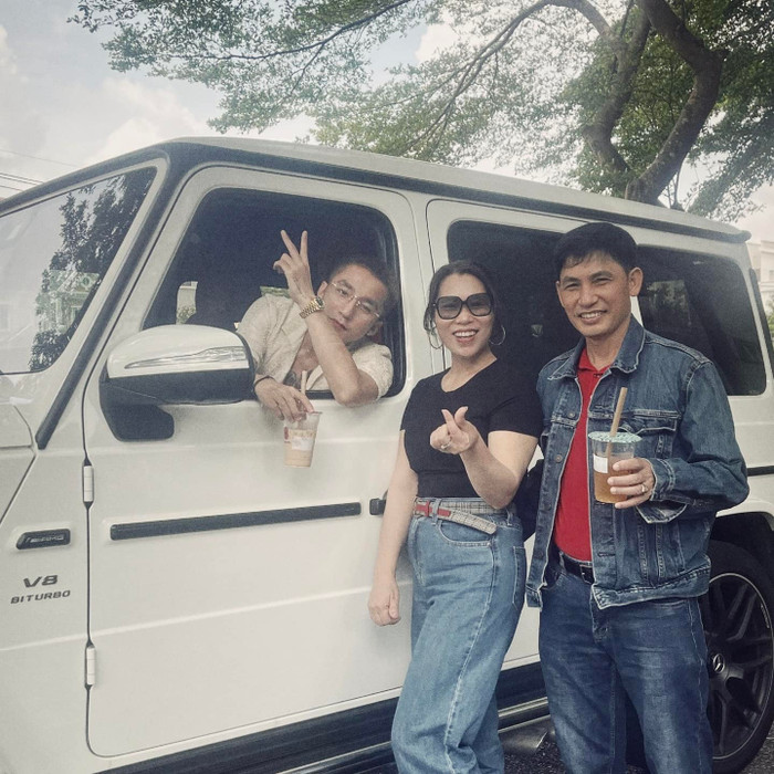 Dù vốn lựa chọn lối sống kín đáo, Sơn Tùng M-TP lại khá thoải mái trong việc khoe ảnh đời thường bên cạnh đấng sinh thành. Ảnh: FBNV