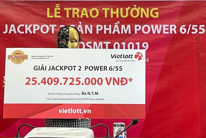 Chị M. tại lễ trao giải 25 tỷ đồng.