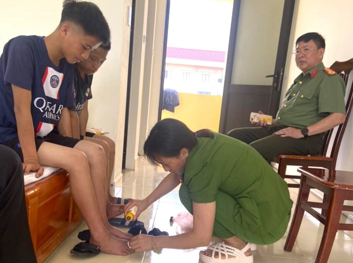 Cán bộ công an chăm sóc 2 cháu bé. Ảnh: Công an huyện Mai Châu