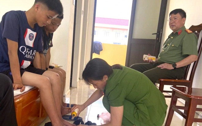 2 anh em đạp xe 430 km từ Điện Biên đi Hà Nội tìm mẹ và câu chuyện nhói lòng phía sau Ảnh 2