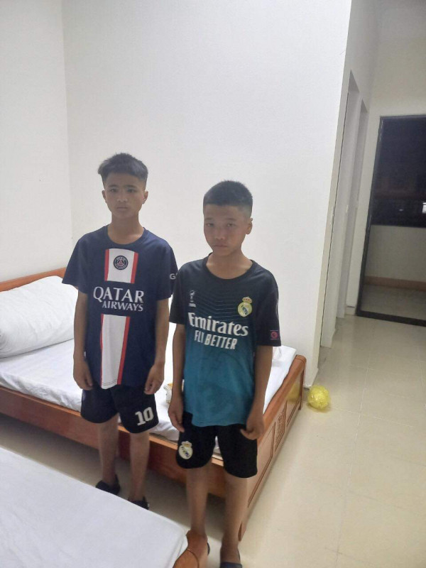 Hai cậu bé dân tộc Mông đạp xe đi tìm mẹ. 