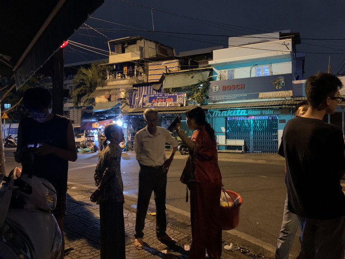 Người dân bàng hoàng kể lại sự việc sau đám cháy.