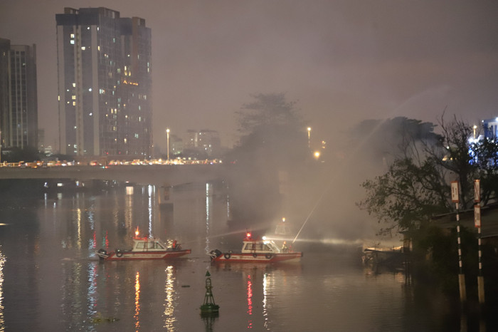 Ca nô chữa cháy khắc phục hậu quả từ dưới sông.