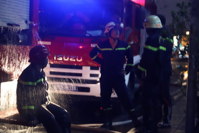 Nhiều chiến sĩ phòng cháy chữa cháy lộ vẻ mệt mỏi sau khi đám cháy được khắc phục.