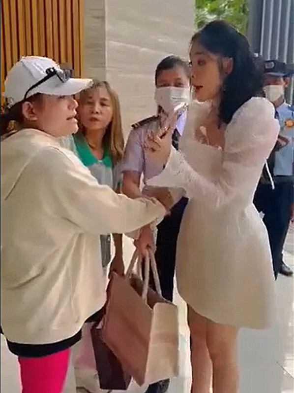 Nữ diễn viên thể hiện sự bối rối khi bất ngờ bị nhóm người bao vây đòi nợ trước sảnh chung cư nơi cô sinh sống. Ảnh: Sưu tầm