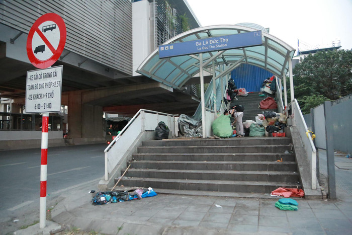 Metro Nhổn - Ga Hà Nội: Rác thải ngập lối đi, bốc mùi hôi nồng nặc dù chưa đi vào hoạt động Ảnh 3
