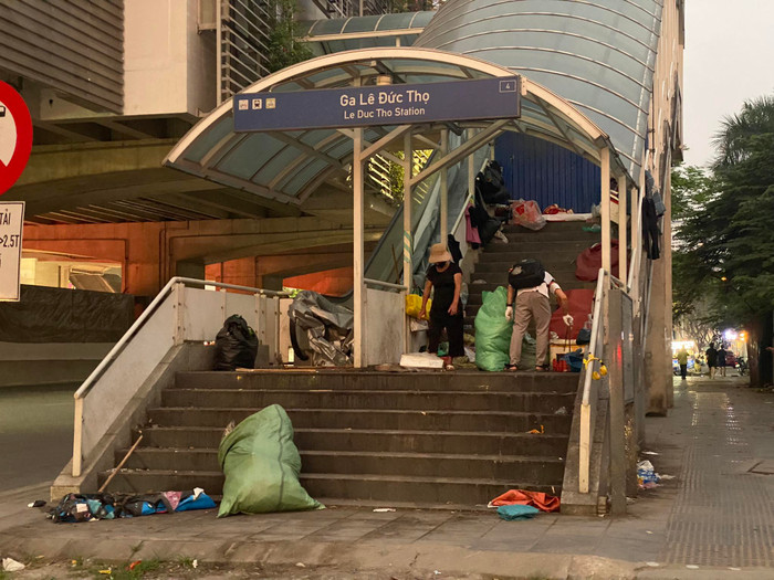 Rất nhiều rác thải được tập kết ở cầu thang chân ga Lê Đức Thọ