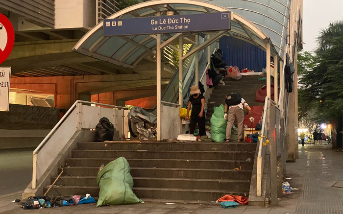 Metro Nhổn - Ga Hà Nội: Rác thải ngập lối đi, bốc mùi hôi nồng nặc dù chưa đi vào hoạt động Ảnh 2
