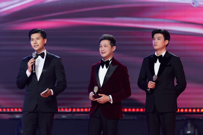 Lâm Bảo Châu toát lên 'nét đẹp lao động' khi đi làm. Ảnh: FBNV