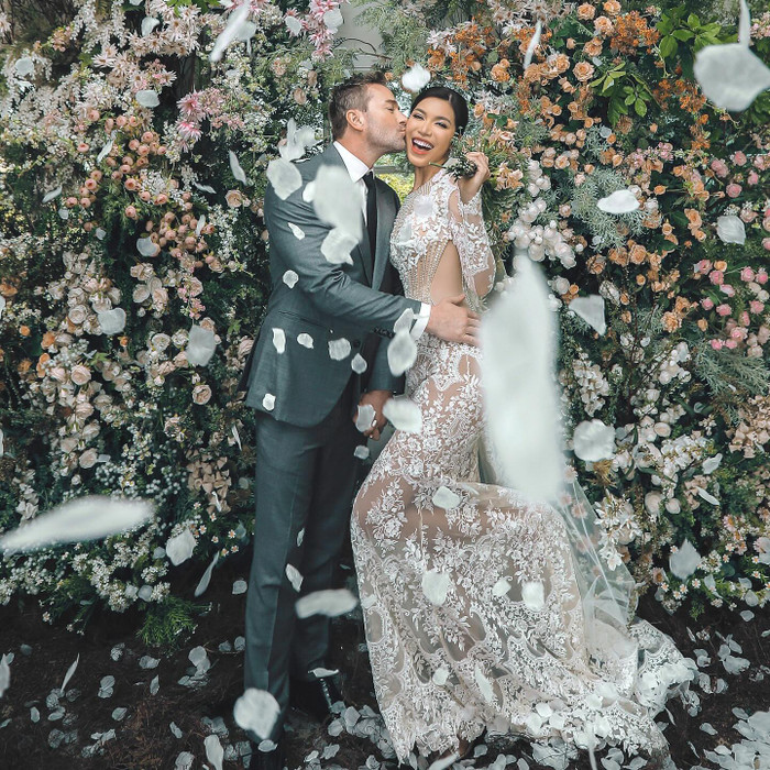 Minh Tú gợi ý người chị thân thiết nên mừng tiền cưới 5000$ (tương đương 124 triệu VNĐ). 