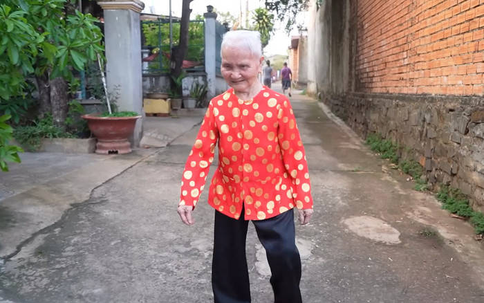 Cụ bà 102 tuổi ở Bình Phước: Có 100 con cháu, sống khoẻ vì hít đất, tập thể dục 3 tiếng mỗi ngày Ảnh 2