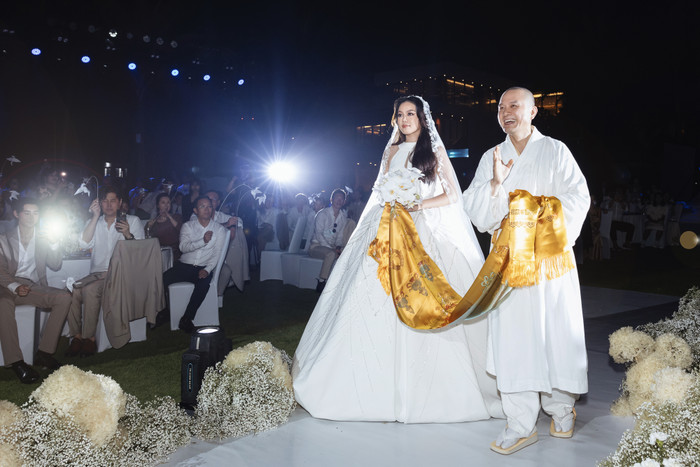 Cảnh tượng thầy Thiện Tuệ nắm tay con gái cùng dải khăn trao cho con rể, nhiều khách mời tham gia tiệc cưới không kiềm được nước mắt