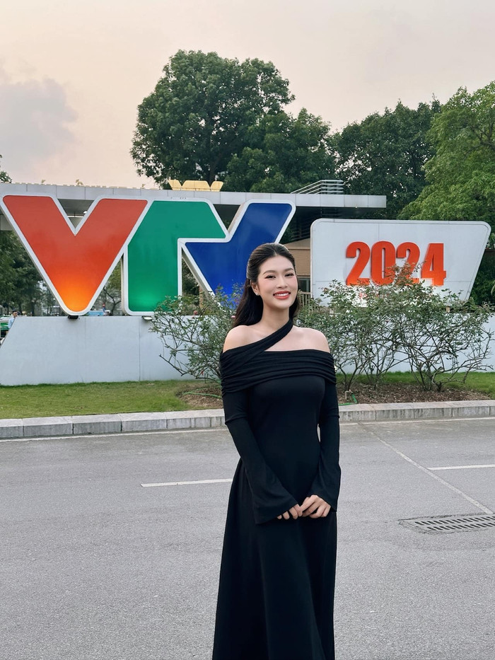 Hoa hậu Thiên Ân bận rộn với lịch trình công việc dày đặc. Ảnh: FBNV