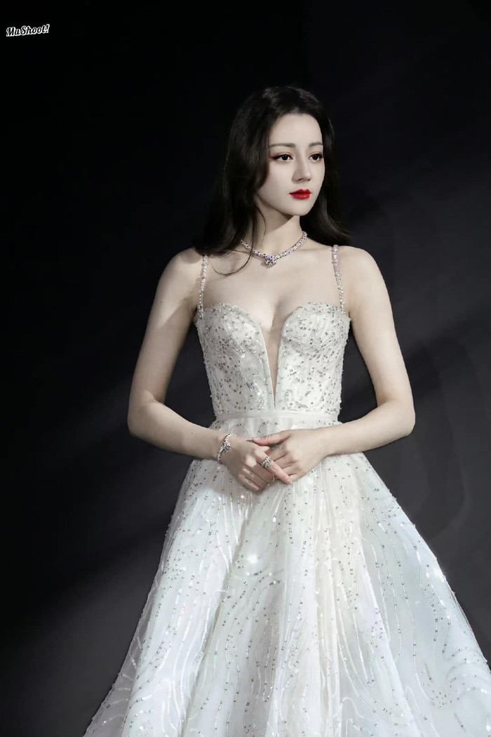 Nhan sắc gây sốt của Địch Lệ Nhiệt Ba khi sử dụng son đỏ.