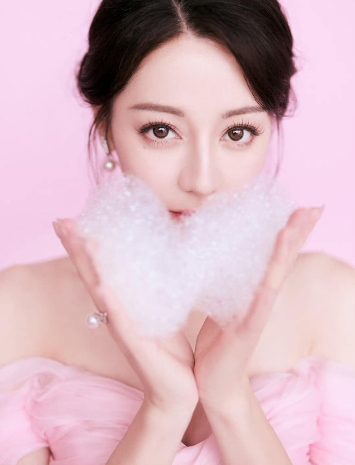 Đôi mắt to tròn và mũi cao là những ưu điểm giúp nhan sắc của người đẹp Tân Cương trở nên thu hút hơn rất nhiều.