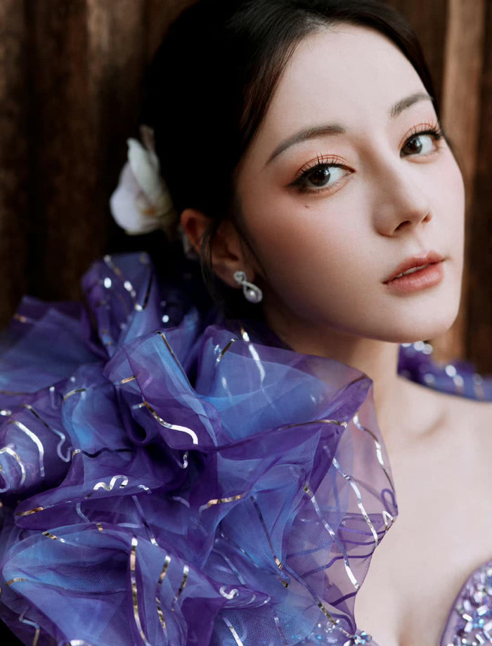 Đôi mắt mơ màng điểm xuyến nốt lệ chi 'khu biệt' nhan sắc của Địch Lệ Nhiệt Ba.