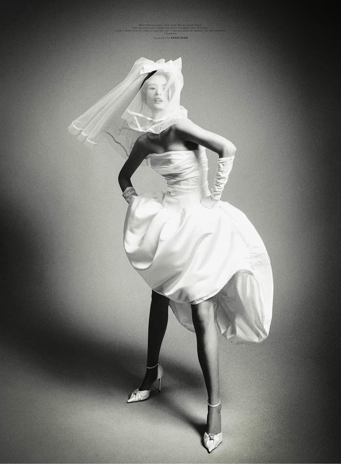 Khác với nhiều cô dâu, Cao Thiên Trang tung ảnh cưới cá tính, xứng danh người mẫu hoạt động hơn 1 thập kỉ. 