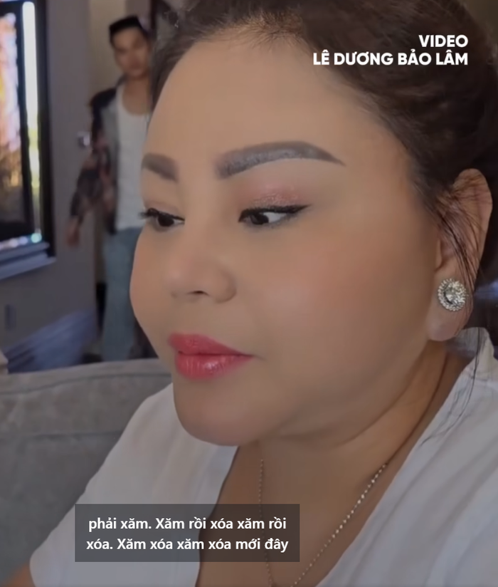 Diễn tiểu phẩm với Lê Dương Bảo Lâm, Lê Giang khiến dân tình 'bật ngửa' với số lần chỉnh gương mặt Ảnh 2